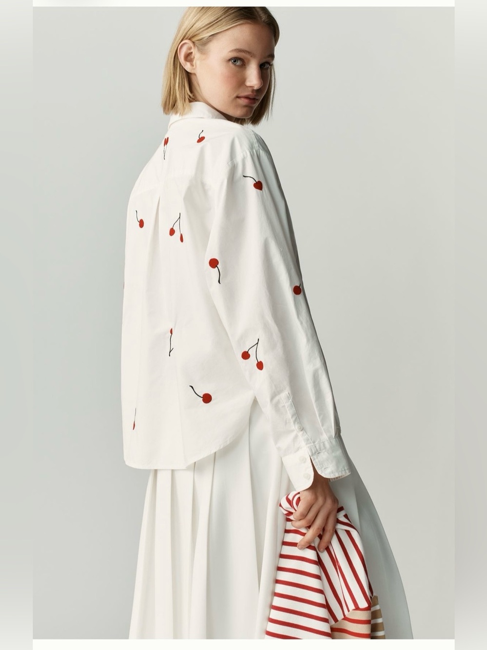 Maeve Shrunken Bennet Embellished Buttondown Shirt Cherry - Picture 4 of 9